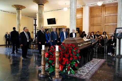 ՀՀ վարչապետը ներկա է գտնվել Ռադիկ Մարտիրոսյանի վերջին հրաժեշտի արարողությանն ու հարգանքի տուրք մատուցել նրա հիշատակին