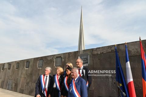 Une plaque en l'honneur de l’amiral Louis Dartige du Fournet dévoilée au Mémorial de Tsitsernakaberd